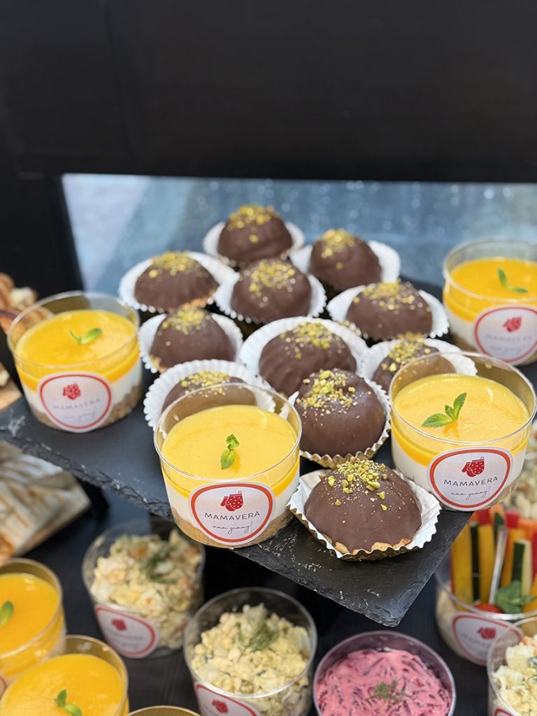 Trays of Savoury and Sweet Items with Delivery in Lisbon